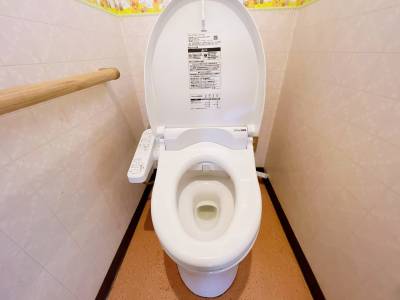 清潔感のある洋式トイレ、ウォーシュレット付き