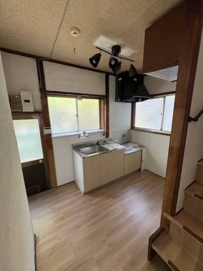 換気扇とキッチンです。新調したのでキレイです♪