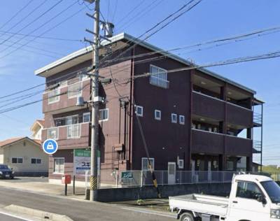 敷地内にポストと、アパート前にバス停があります。