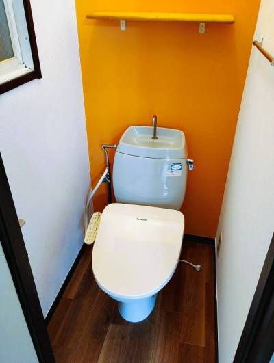 小窓のあるトイレ