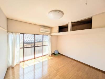 明るいお部屋で収納も十分です