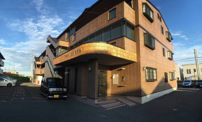 オシャレなエントランスです。宅配ボックス付き