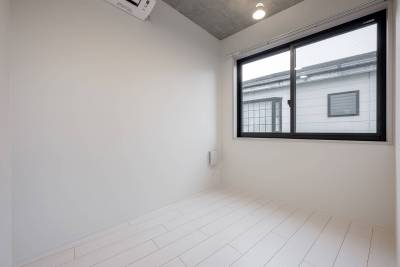 過ごしやすいホワイト基調の寝室です。