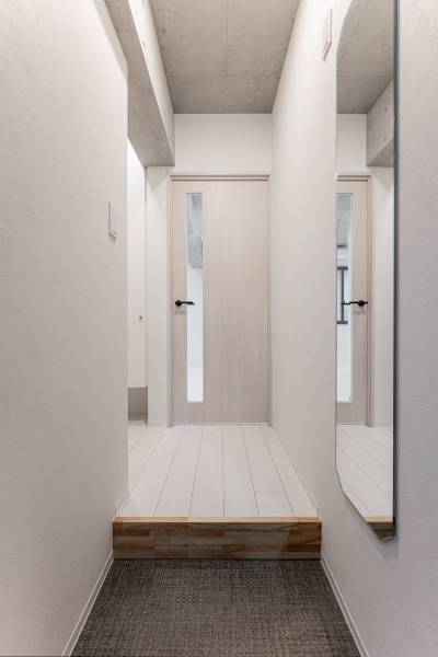 玄関横には風水を考慮した八角形姿見があり、運気もアップ‼️