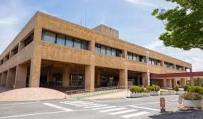 徒歩約5分で市役所があります。手続きも楽々です