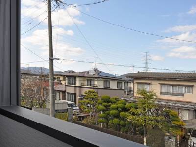 閑静な住宅街にあります。バルコニーからの展望です。