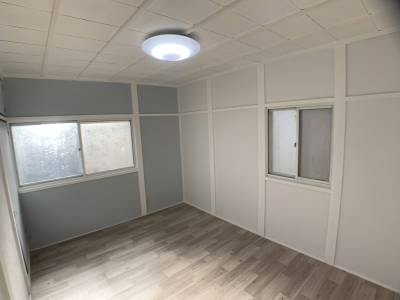 階段を上がって左の洋室の別角度になります