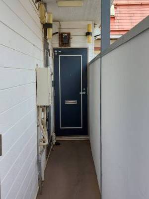 2階奥の角部屋です
