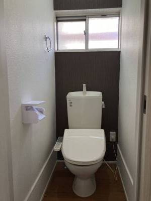 新品トイレで綺麗♪タオル掛け、ペーパーホルダも新品交換済♪