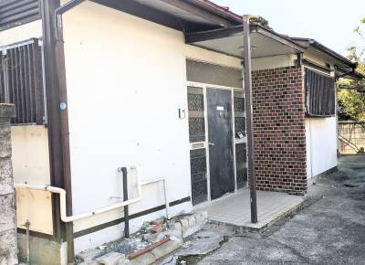 玄関前♪ドアを開ければ駐車スペースなので雨の日も便利です！