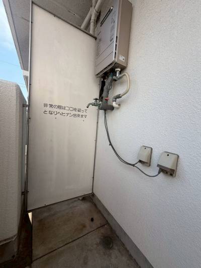 洗濯機置き場はバルコニーにあります。