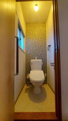 清潔感のあるトイレは、タオル掛け、ペーパーホルダー付き