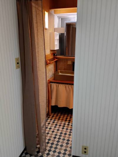 カーテン越しに洗面化粧台スペース