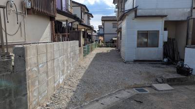 駐車場、奥行が広く車種にもよりますが最大４台駐車可能です。