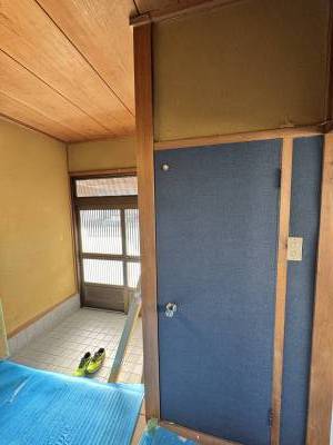 玄関内側から。右のドアはトイレです。