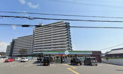ファミマまで徒歩1分。急な買い物もサッと行けます