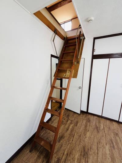 屋根裏収納への階段