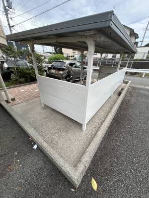 敷地内にはバイクも停められる駐輪場があります♪