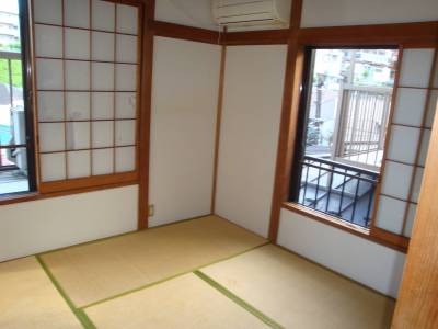 ３F洋室。東側のお家が目の前。でも明るい