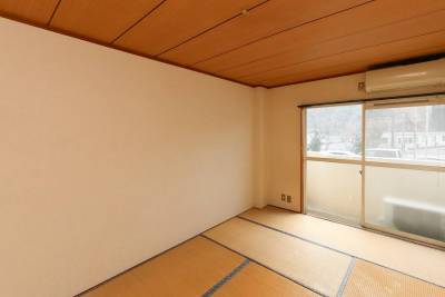 入居前に畳の表替えを行います。