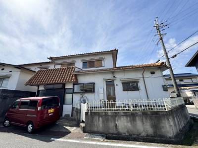 反対側にも駐車スペース。事業用車や来客時も慌てず停められます