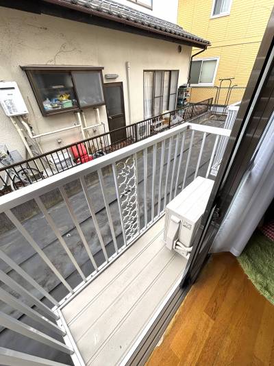 洗濯物もよく乾く日当たりの良いバルコニー。一息つくのにも最適