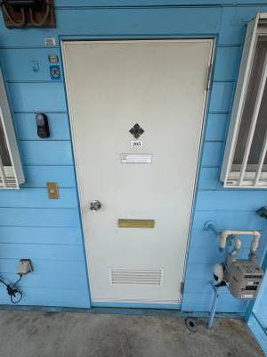 玄関のドアは少しノスタルジックを感じさせます。