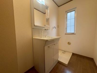 小窓付き洗面台で１日の始まりを！