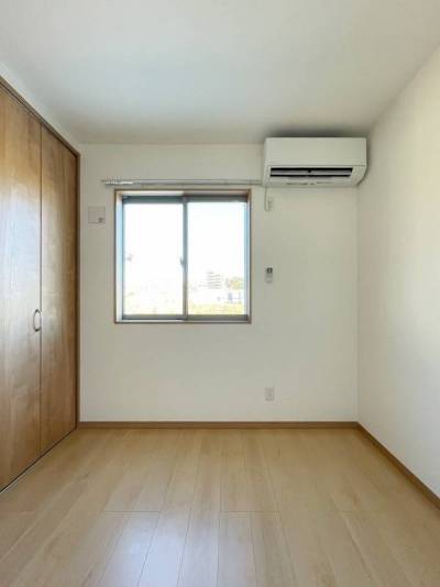 2階北側洋室
北側の部屋とは思えない明るさです。