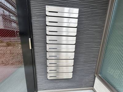 ポスト。1階の建物入り口脇にあります。