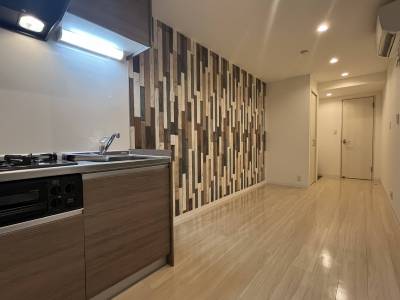 キッチンとリビング。奥から玄関へ。