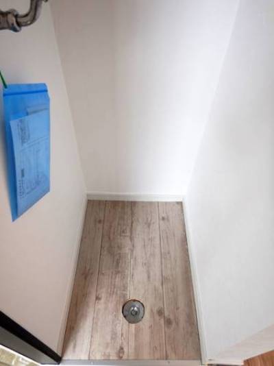 パレット西生田B　101
玄関の隣に洗濯機置き場があります。