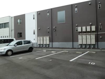 乗用車6台が可能な駐車場・24時間防犯カメラ設置。
