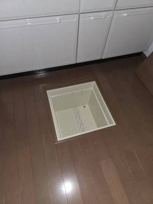 システムキッキン前には、床下収納庫