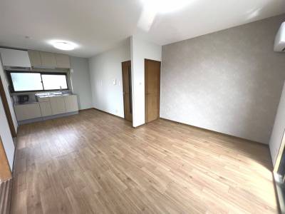 全室大きな窓で明るい洋室です