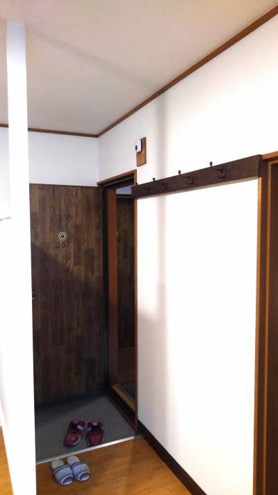 玄関横にはフックを用意しております。