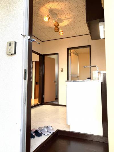 玄関から明るいお部屋
