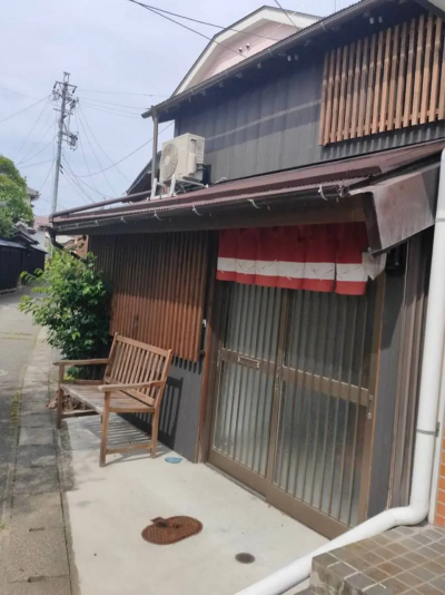 お隣は人気の民泊『桜枝館』