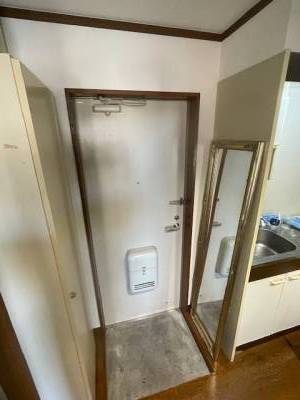 玄関には靴箱と姿見があります