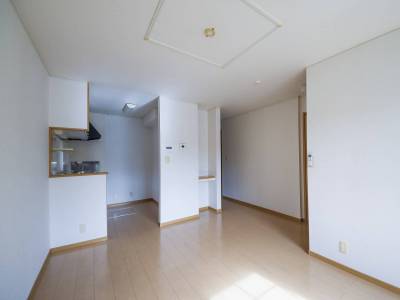 広々としたリビングルーム。エアコンは2024年に取換済で最新