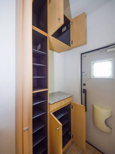 玄関は段差無し、小さなお子様も安心。靴箱の収納も十分