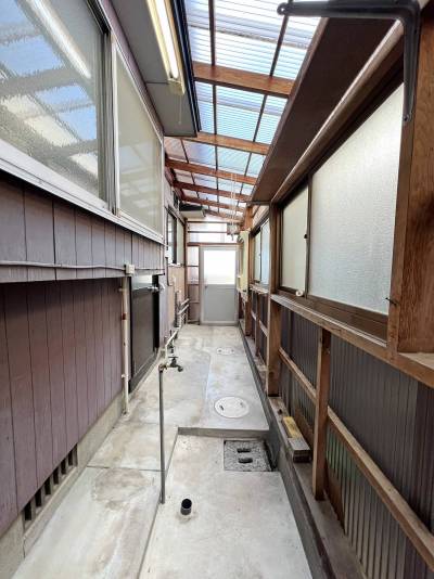 キッチンから直結の屋根付きテラス。選択置き場はここ。