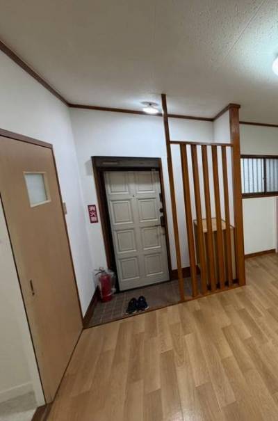 玄関も腰を掛けて履けますし、シューボックスもございます。