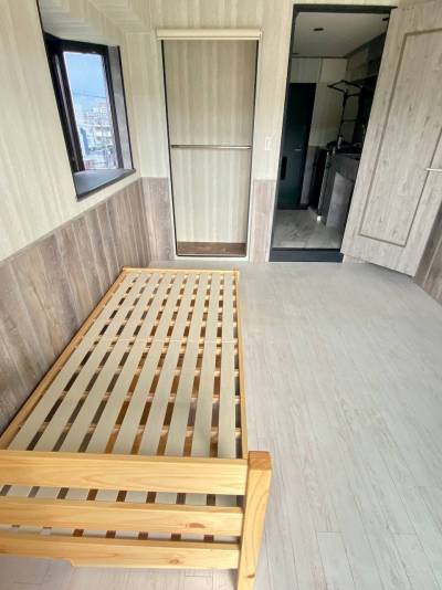 玄関方向を見ています。奥右手にキッチンと洗濯機があります。