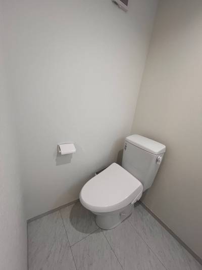 温水洗浄便座付きの清潔感あふれるトイレ