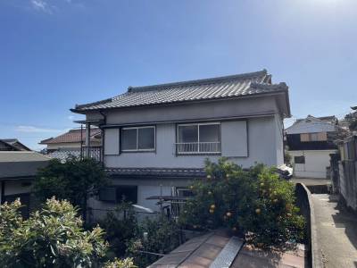 隣接しておらずゆったり　建物も瓦もしっかりしています