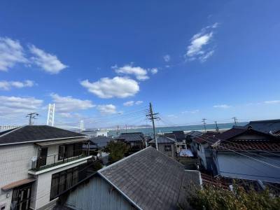 窓とベランダから明石海峡大橋と海と夜景が見えます