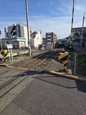 ＪＲ高徳線昭和町駅が東側の目の前にあり通勤等大変便利です。
