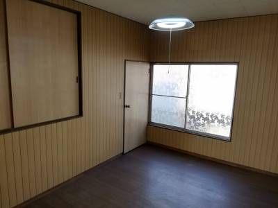 6畳洋室、2面まどに収納庫あり