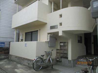 マンションエントランスです。全室角部屋です。